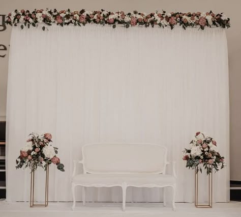 Mini Pelamin Tunang Simple Diy, Engagement Minimalist Decor, Pelamin Simple Diy, Pelamin Tunang Minimalist, Pelamin Minimalist Rumah, Background Lamaran Simple, Engagement Pelamin, Dekor Pelaminan Simple, Simple Wedding Backdrop Indoor