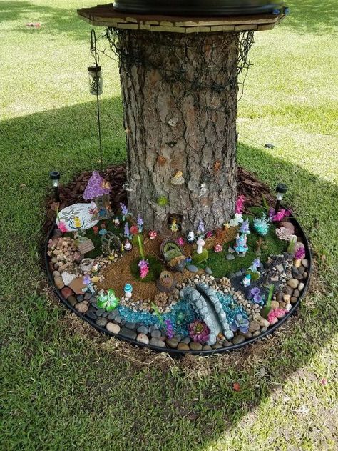 fairy stump house Wishing Well Fairy Garden Ideas, Fairy Stump, Willow Plant, Stump House, Christmas Fairy Garden, Fairy Garden Ideas, Fairy Tree Houses, Fairy Village, Fairy Garden Crafts