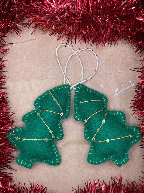 Stuffed Felt Ornaments, Felt Picture Frame Ornament, Embroidered Felt Ornaments, Embroidery Christmas Ornaments, Christmas Ornaments Tree, Ornament Embroidery, Picture Frame Ornaments, Small Stars, Felt Sewing