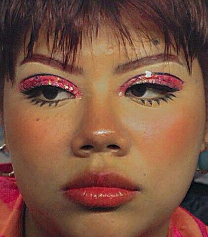 graphic outline with a bright 60s style ✨️ 70s Barbie Makeup, Go Go Dancer Makeup, 60s Pink Makeup, Pink 70s Makeup, Make Up Disco, Paramore Makeup, 60s Mod Makeup, Groovy Makeup, 70s Makeup Disco