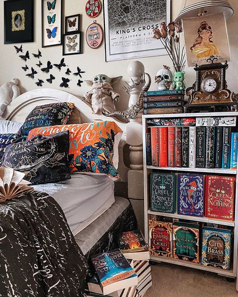 Book Nerd Bedroom, Mandalorian Room, Nerd Bedroom, Bookish Room, Tea Person, Bookshelf Inspiration, Study Room Decor, Dreamy Room, Room Design Bedroom