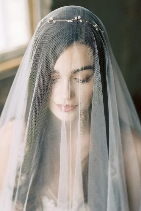 Veil Over Face, Drop Wedding Veil, Veil With Blusher, Fingertip Wedding Veils, Drop Veil, Fingertip Veil, Moon Wedding, Blusher Veil, Fotografi Vintage