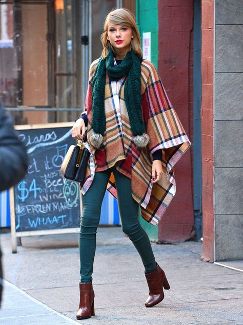 Love this outfit!  Taylor Swift Street Style 2014 - Taylor Swift New York Fashion - Marie Claire Taylor Swift New York, Poncho Fashion, Poncho Outfit, Taylor Swift Street Style, Taylor Swift New, Womens Poncho, Nyc Street Style, Taylor Swift Outfits, Fashion Icons