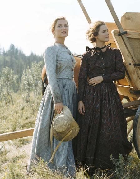 This never should have gone out of style! It's classically beautiful. Character Introduction, Pioneer Clothing, Pioneer Trek, Pioneer Dress, Katharine Ross, Prairie Dresses, Jessica Capshaw, Into The West, Wilde Westen