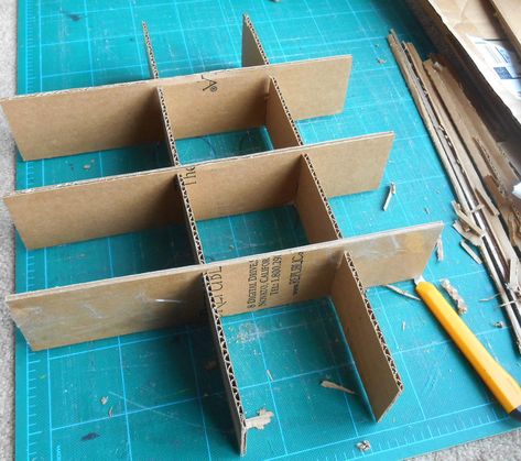 Diy Christmas ornament storage Diy Ornament Storage, Christmas Ornament Storage Diy, Storage Tricks, Christmas Decoration Storage, Cardboard Christmas, Christmas Ornament Storage, Ornament Storage Box, Decoration Storage, Holiday Organization