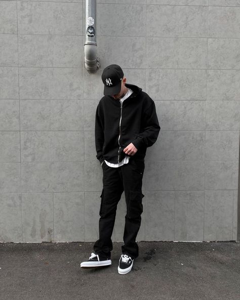 Black Outfit Men Street Fashion, Black Cap Outfit Men, Baseball Outfits Men, Black Vans Outfit Men, Vans Casual Sneakers For Streetwear, Vans Streetwear Men, Sporty Black Streetwear Shirt, All Black Vans Outfit, Vans Casual Streetwear Hoodie