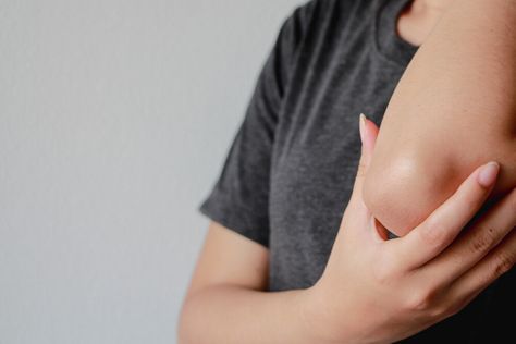 We can hardly avoid rough elbows in winter. In the article you can see with which home remedies your elbows become as soft as never before! Rough Elbows, Vicks Vaporub Uses, Nasal Decongestant, Uses For Vicks, Housekeeping Tips, Let It Flow, Skin Tissue, Toenail Fungus, Vicks Vaporub