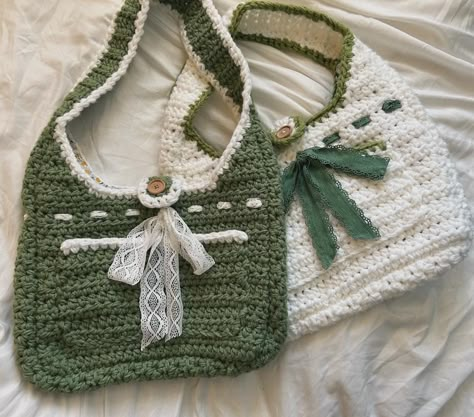 Crochet Cottagecore Bag. A stylish and functional crochet tote bag perfect for everyday use. This bag is made with high-quality cotton yarn and features a spacious interior with multiple pockets. It's also lightweight and easy to carry, making it the perfect bag for errands or a day Cottage Core Purse, Cute Crochet Tote Bag, Cute Crochet Bags, Crochet Cottage Core, Daisy Crochet Bag, Cottage Core Crochet, Crochet Cottage, Crochet Cottagecore, Art Au Crochet