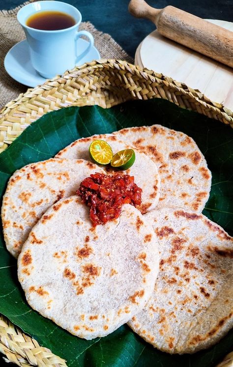 Pol Roti Sri Lanka, Sri Lankan Roti, Sri Lankan Short Eats, Sri Lankan Food Photography, Sri Lankan Food Recipes, Coconut Roti, Sri Lanka Food, Sri Lankan Culture, Sri Lankan Food