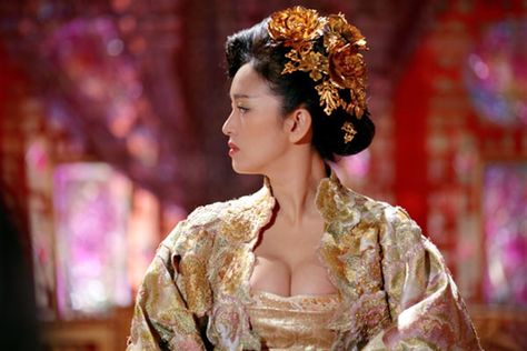 Curse of the Golden Flower 2006 Curse Of The Golden Flower, Chinese Queen, The Empress Of China, Chinese Traditional Dress, Ancient Chinese Clothing, Ancient Chinese Dress, Ancient Costume, Asian Movies, Chinese Costume