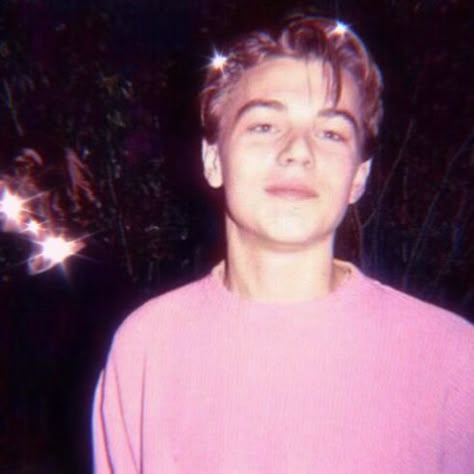 Y2k Wall Posters, Aesthetic Leonardo Dicaprio, Pink Boy Aesthetic, Pink Aesthetic 90s, Pink 90s Aesthetic, Leonardo Dicaprio 90s Aesthetic, 90s Wallpaper Aesthetic, Leonardo Dicaprio Aesthetic, Young Leo Dicaprio