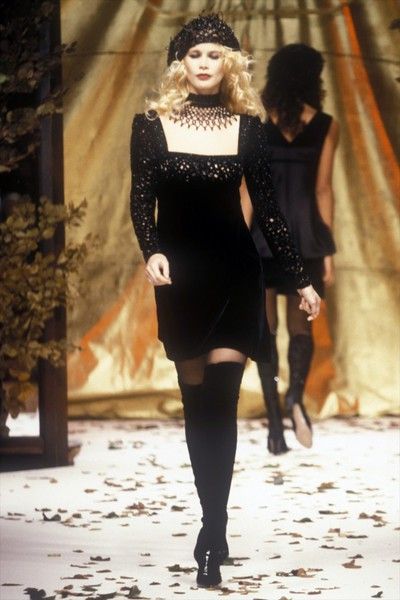 90s Catwalk, Coyote Ugly, 90s Runway Fashion, Vintage Valentino, Valentino Couture, 80s And 90s Fashion, Dark Style, Witchy Fashion, 1990s Fashion