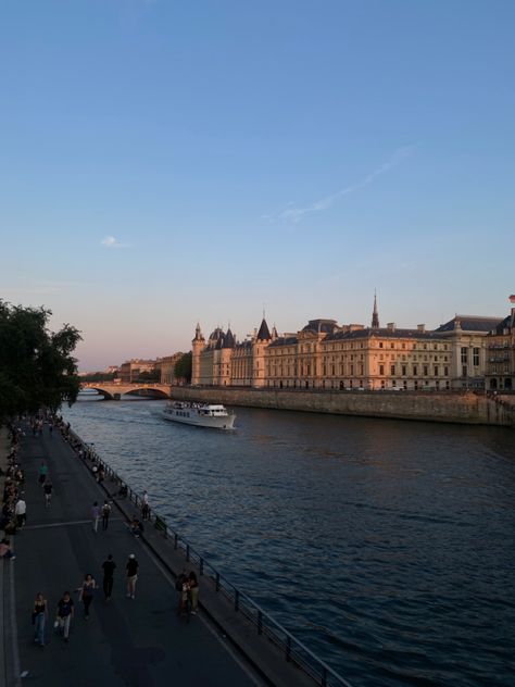 Paris, France, sienne river, sienne river aesthetic, Europe trip, boat in sienne river, girls trip Paris River Cruise, River Aesthetic, River Restaurant, Aesthetic Europe, Mural Inspiration, France Outfits, Parisian Vibes, River Photography, Stories Ideas