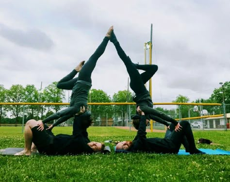 Pick up your friends! Four person acro yoga pose 4 People Yoga Poses, Yoga Poses For 4 People, Acro Lifts, Arco Yoga, Acro Poses, Group Yoga Poses, Hooping Tutorials, Yoga Posses, Couples Yoga Poses