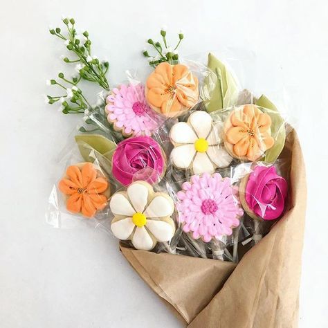 Flower Cookies Bouquet, Flower Sugar Cookies, Cookie Bouquet, Spring Cookies, Summer Cookies, Sugar Cookie Designs, So Proud Of You, Fancy Cookies, Flower Cookies