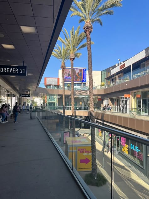 Outlet Mall Aesthetic, Outdoor Shopping Mall, Outdoor Mall Aesthetic, Mall Backgrounds, Mall Asthetic Picture, Mall Aesthetic Shopping, Shopping Mall Aesthetic, Aventura Mall Miami, Mall Date