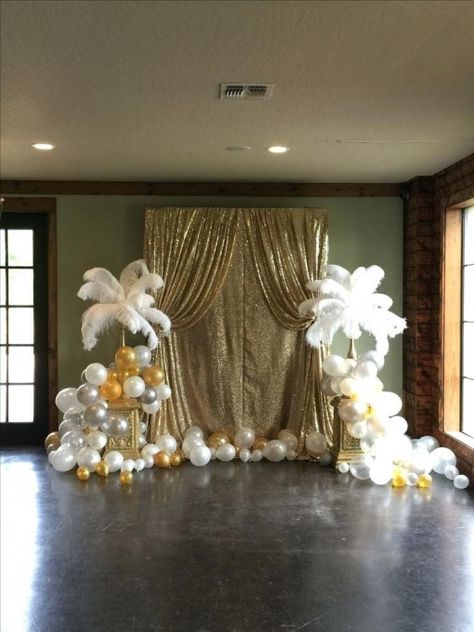 Diy Masquerade Decorations, Gatsby Masquerade, Masquerade Ball Decorations, New Year's Eve Party Themes, Masquerade Decorations, Gatsby Birthday Party, New Years Eve Party Ideas Decorations, Gatsby Party Decorations, Masquerade Party Decorations