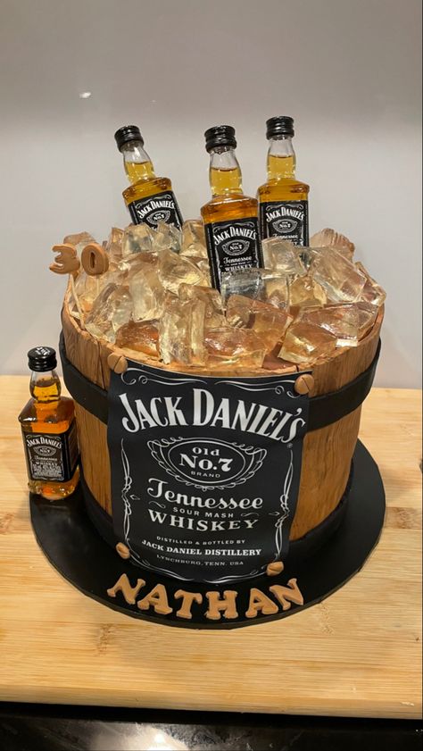 Tort Jack Daniels, Jack Daniels Cake For Men, Barrel Cake Design, Jack Daniels Chocolate, Whisky Cake, Jack Daniels Cake, Jack Daniels Barrel, Husband 30th Birthday, Decor Tort