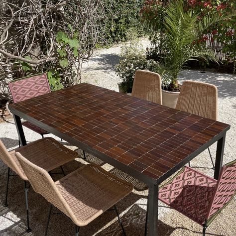 Table Zellige marron sur mesure www.artetsud.com Tiled Furniture, Table Zellige, Tiled Table, Athens Apartment, Landscaping Garden Design, Courtyard Landscaping, Airbnb Decor, Garden Tables, Tile Table