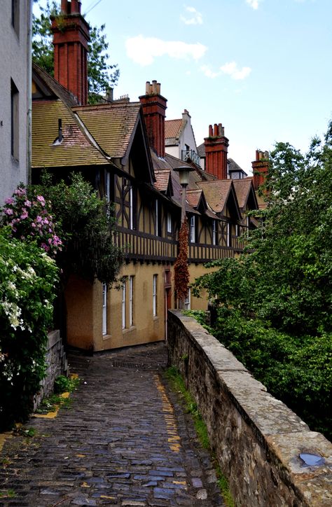 ♥️ Dean Village Edinburgh, Edinburgh Travel, Kentish Town, Great Scot, Row Houses, Scotland Uk, Visit Scotland, Beaux Villages, England And Scotland