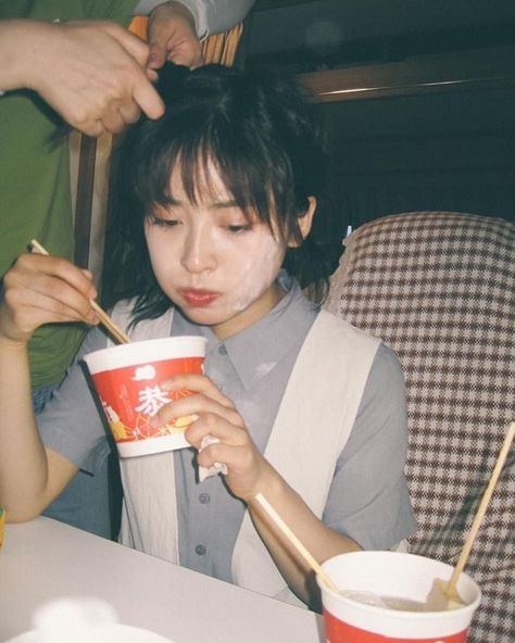 Shen Yue, A Love So Beautiful, Body Reference Poses, Eating Food, Aesthetic Japan, Fav Characters, Human Poses, Japanese Aesthetic, Body Reference