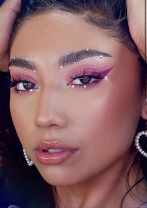 Concert Makeup Looks, Festival Eye Makeup, Pink Glitter Makeup, Gem Makeup, Makeup Ojos, Pink Eyeshadow Look, Concert Makeup, Rhinestone Makeup, Purple Eye Makeup