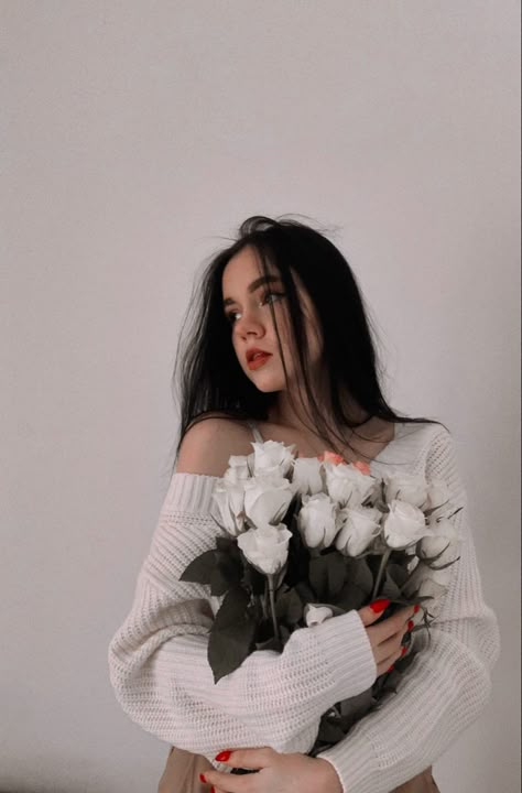 Pics With Roses Aesthetic, Poses With Bouquet Instagram, Photo Ideas With Flowers For Instagram, Pose With Rose Photo Ideas, White Rose Photoshoot, Posing With Roses, Photo Pose With Flowers, Girl With Bouquet Of Flowers Aesthetic, Girl With Roses Aesthetic