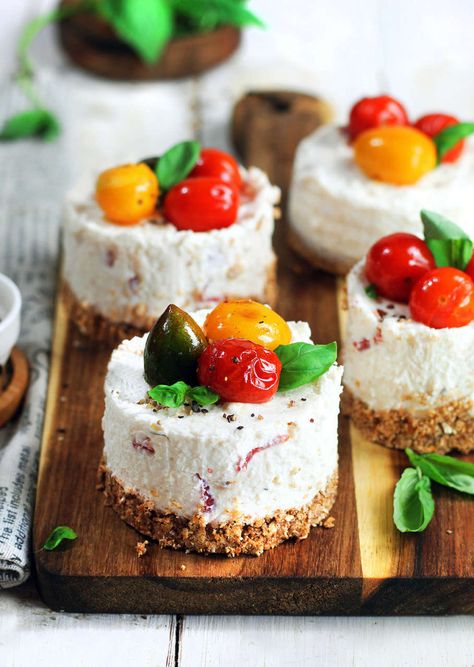 Cheesecake Salata, Mini Antipasti, Vegetarian Gourmet, Grilled Chicken Sandwich Recipes, Unique Appetizers, Dessert Mini, Cheesecake Mini, Chicken Sandwich Recipes, Roasted Cherry Tomatoes