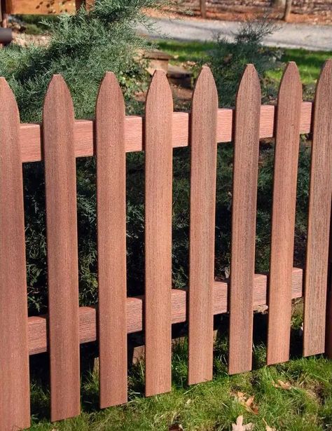 Wooden Picket Fence Ideas, Fence Design Wood, Picket Fence Ideas, Picket Fence Garden, Wood Picket Fence, Landscaping Along Fence, Wood Fence Design, Ranch House Exterior, Modern Fence Design