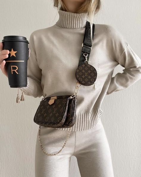 Brixley Bags Outfit, Mini Crossbody Bag Outfit, Luis Vuitton Outfits, Lv Crossbody Bag, Louis Vuitton Bag Outfit, Crossbody Bag Outfit, Louis Vuitton Multi Pochette, Louis Vuitton Crossbody Bag, Louis Vuitton Crossbody