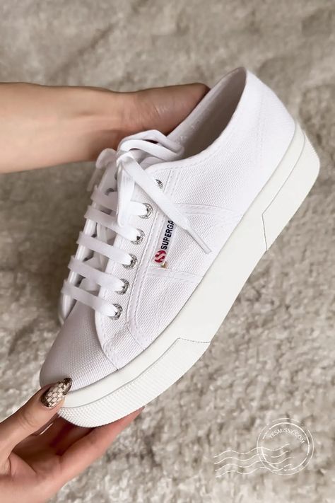 Superga Outfit, Mansur Gavriel Bucket Bag, Superga Sneakers, Chic Bags, The Hype, Effortless Chic, High End Fashion, Casual Elegance, Superga Sneaker