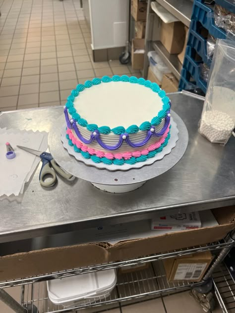 Dairy Queen Cake Decorating, Dq Cake Designs Dairy Queen, Dairy Queen Cake Ideas, Dairy Queen Cake Designs, Dairy Queen Ice Cream Cake Designs, Dq Cakes Designs, Lunchbox Cake Ideas, Bakery Cake Ideas, Round Cake Designs