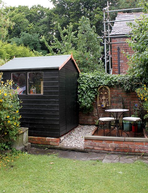 Black Sheds Gardens, Black Garden Shed, Black Shed Ideas, Black Sheds, Mum Garden, Garden Sheds Uk, Brick Shed, Small Garden Plans, Black Shed