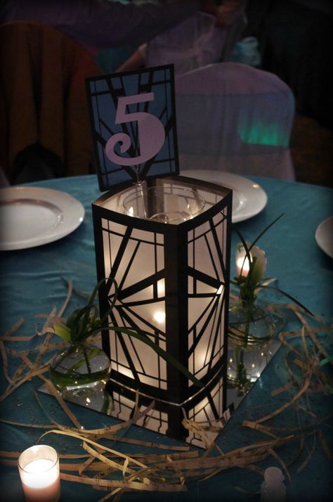 20s Theme, White Wedding Centerpieces, Vintage Wedding Centerpieces, Art Deco Party, Great Gatsby Theme, Gatsby Theme, Great Gatsby Party, Prom Theme, Table Setting Decor