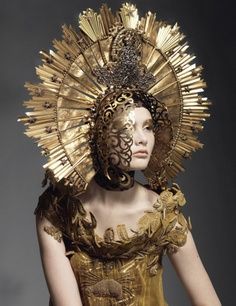 Inspired by: Golden headgear jean paul gautier Jessica Stam, Foto Tips, Looks Party, Roaring Twenties, Foto Art, Amazing Grace, Tiaras And Crowns, Mode Inspiration, Jean Paul