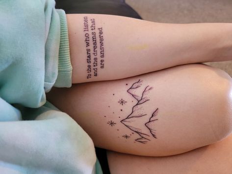 Velaris Mountain range Velaris Tattoo Knee, To The Stars That Listen And The Dreams, To The People Who Look At The Stars, High Lady Of The Night Court Tattoo, Acotar Velaris Tattoo, To The Stars That Listen Tattoo, Feyres Tattoo Back, Rhysand Tattoo Knee, To The Stars Who Listen And The Dreams Tattoo