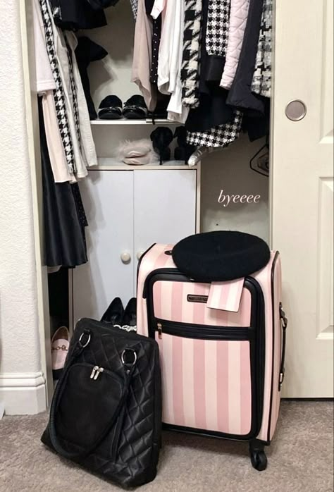 💖🌸💎🪐 insta: the.selinaelle Victoria's Secret Aesthetic, Cute Luggage, Fashion Girly, Make Fashion, Paris Look, Vs Models, Travel Essentials For Women, Pink Girly Things, Victoria Secret Angels