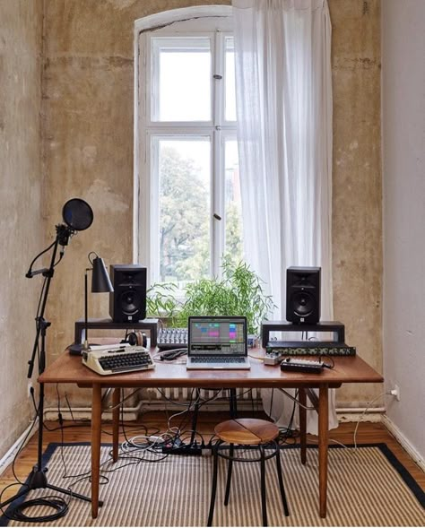 ableton Minimal Music Studio, Music Studio Astetic, Ableton Aesthetic, Home Studio Music Ideas, Small Music Studio, Small Music Studio Ideas, Studio Desk Music, Ableton Push, Analog Music Studio