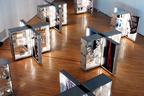 display cases Exhibition Display Design, Ideas For Design, Museum Exhibition Design, Design Exhibition, Flight Case, Stall Designs, Exhibition Stand Design, Exhibition Booth Design, Point Of Purchase