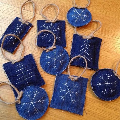 Sewing Christmas Decor, Denim Christmas Ornaments, Upcycled Ornaments, Återvinna Jeans, Tas Denim, Sewing Christmas, Sashiko Pattern, Denim Crafts Diy, Diy Denim