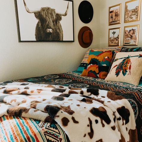 Western Themed Bedroom, Western Room Ideas, Cowgirl Bedroom, Cowhide Decor, Western Bedrooms, Western Room, Cowgirl Room, Country Bedroom Decor, Western Bedroom Decor