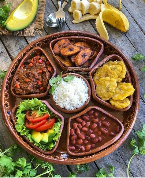 Comida Dominicana Dominican Meals, Dominicano Recipes, Costa Rican Food, Homemade Pasta Recipe, Dominican Food, Colombian Food, Island Food, Dinner Is Served, Caribbean Recipes