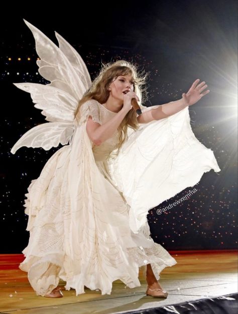 Folklore Fairy, She Was A Fairy, Me Taylor Swift, Taylor Swift Folklore, Photos Of Taylor Swift, Taylor Swift Birthday, Blonde Cat, Taylor Swift Album, Taylor Swift Wallpaper