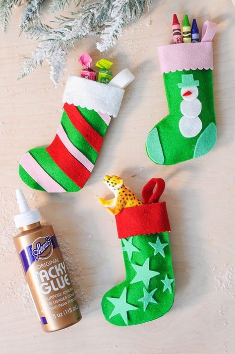 Christmas Stocking Crafts For Kids, Stocking Crafts For Kids, Felt Stockings Christmas Diy, Sew Stocking, Class Christmas Gifts, Stocking Ornaments, Diy Felt Christmas Ornaments, Class Gifts, Diy Stockings