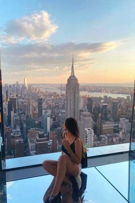 Get insider tips on how to save money and optimize your urban lifestyle. Nyc Poses, New York Outfits Winter, New York Picture Ideas, New York Spring Outfits, Nyc Picture Ideas, New York Photo Ideas, Spring Nyc, Nyc Photo Ideas, York Outfits