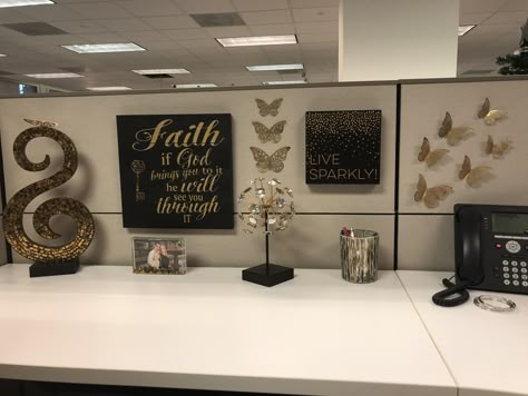 Cubicle decoration, girly and elegant! black and gold Black Gold Green Office Decor, Shared Cubicle Decor, Office Desk Decor For Work Cubicle Cozy, Black And Gold Cubicle Decor, Boho Cubicle Decor Work Spaces, Office Cubicle Decorating Ideas Work, Office Cube Decorating Ideas, Black And Gold Office Decor, Office Desk Decor For Work Cubicle Women