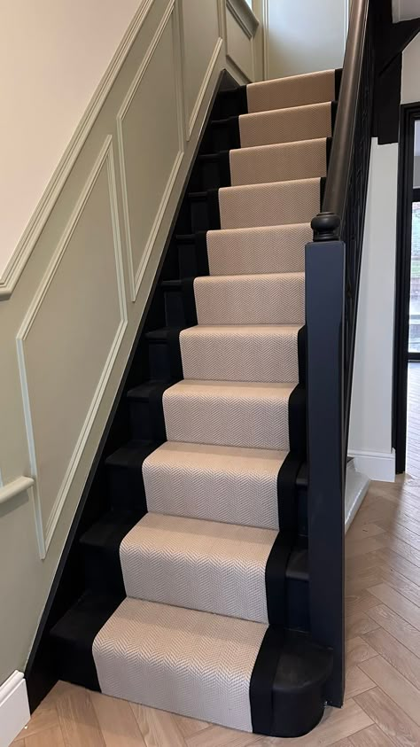 Stair Runner Stairs With Carpet, Landing Carpet, Black Painted Stairs, Stairs And Hallway Ideas, Vocal Point, Black Staircase, Hall Stairs, Stairs Renovation, Black Stairs