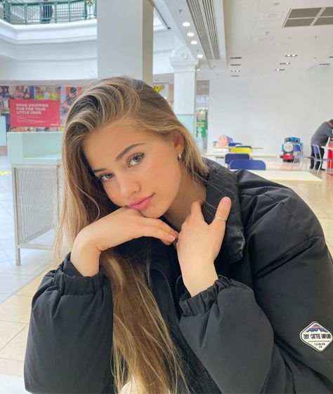 Hi 👋👋 support Tati to reach 1,000,000 million followers on TikTok & IG, Tati deserve more & more, please support Tati 🤗🌟🎉💫

@tatianakaer Sunkissed Makeup, Blue Eye Color, Tiktok Star, Blonde Women, Fashion Tv, Blonde Color, Blonde Girl, Female Portrait, Skin Color