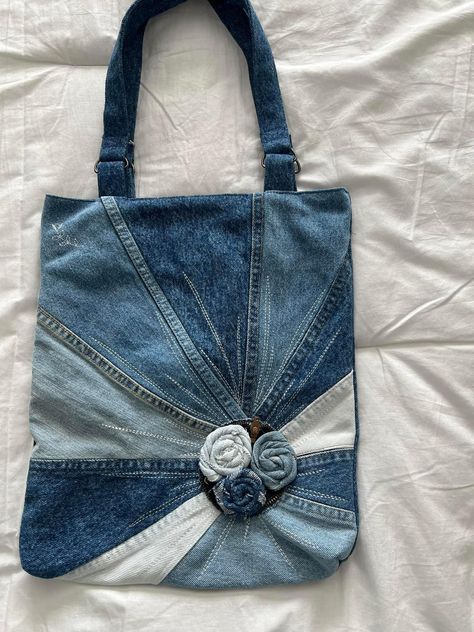 Making A Bag, Diy Jeans Crafts, Diy Tote Bag Design, Jean Purses, Denim Bag Patterns, Patchwork Tote Bags, Upcycled Ideas, Upcycled Bag, Slouchy Bag