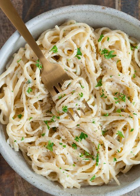 Make-ahead Alfredo Sauce! Ready in 10 minutes. Keeps for a week in the fridge and reheats quickly. Toss with pasta or serve over vegetables, potatoes, fish, or chicken. Tahini Pasta, Make Alfredo Sauce, Alfredo Sauce Recipe Easy, Chicken Sauce Recipes, Homemade Alfredo, Alfredo Sauce Recipe, Homemade Alfredo Sauce, Alfredo Recipe, Chicken Pasta Recipes